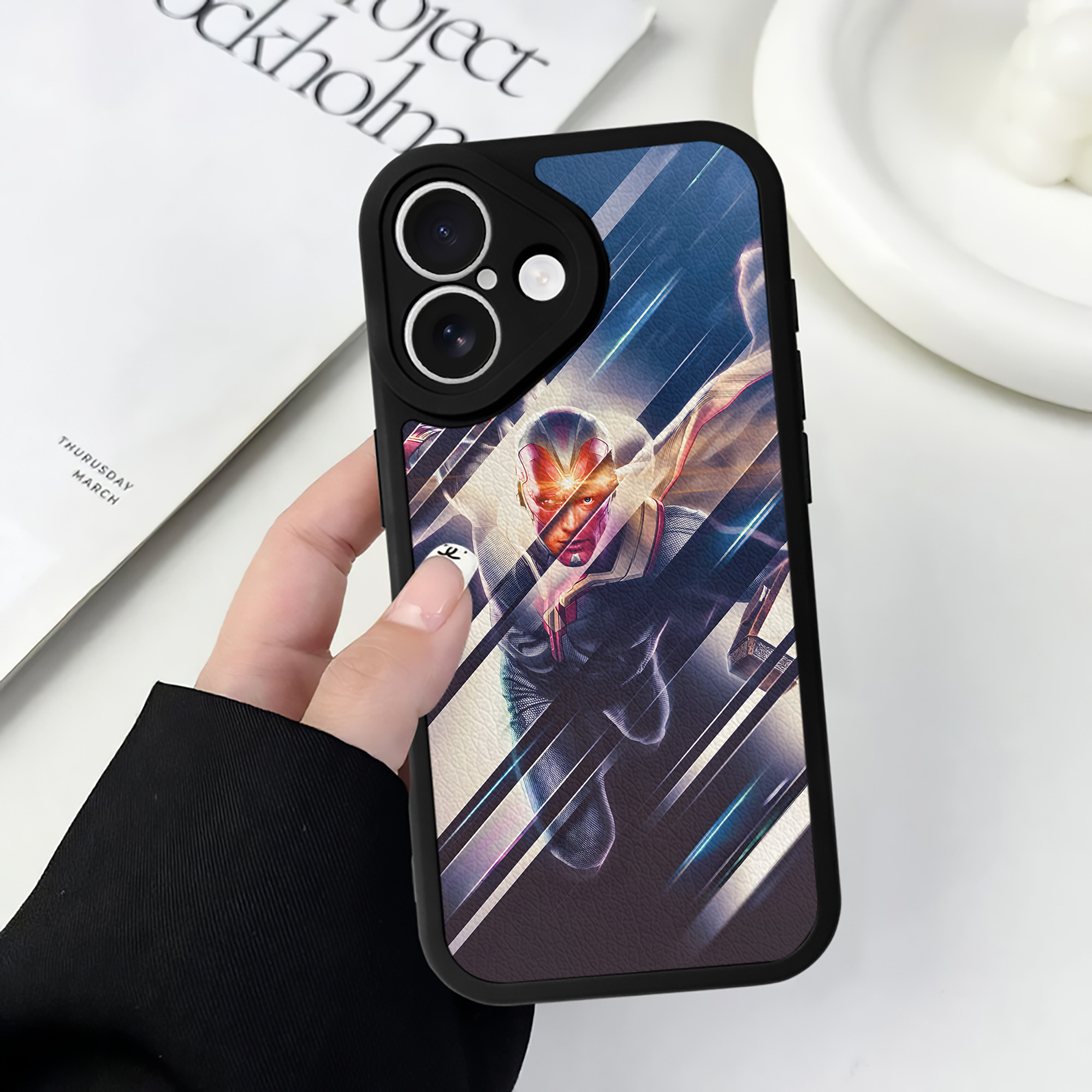 （画像用） アベンジャーズ The Avengers 【iPhone 16シリーズ対応】シリコンスマホケース（レザー調） 材質：シリコン